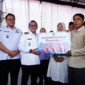 Bupati Tanah Datar Eka Putra menyerahkan bansos dan BLT kepada korban bencana hidrometeorologi di Gedung Indo Jolito Batusangkar, Rabu (3/6/2026). (Foto: Prokopim Tanah Datar)