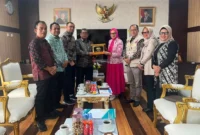 Asisten Administrasi Umum Setdako Padang Corri Saidan menyerahkan cenderamata kepada Pemkab Aceh Timur. (Foto: Pemko Padang)