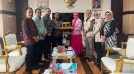 Asisten Administrasi Umum Setdako Padang Corri Saidan menyerahkan cenderamata kepada Pemkab Aceh Timur. (Foto: Pemko Padang)