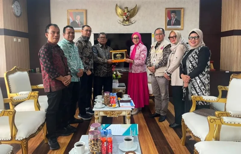 Asisten Administrasi Umum Setdako Padang Corri Saidan menyerahkan cenderamata kepada Pemkab Aceh Timur. (Foto: Pemko Padang)