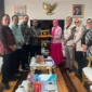Asisten Administrasi Umum Setdako Padang Corri Saidan menyerahkan cenderamata kepada Pemkab Aceh Timur. (Foto: Pemko Padang)