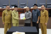 Penyerahan dokumen hasil rapat paripurna antara pimpinan DPRD Padang dan Wakil Wali Padang Maigus Nasir. 