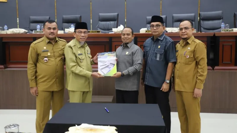 Penyerahan dokumen hasil rapat paripurna antara pimpinan DPRD Padang dan Wakil Wali Padang Maigus Nasir. 