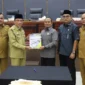Penyerahan dokumen hasil rapat paripurna antara pimpinan DPRD Padang dan Wakil Wali Padang Maigus Nasir. 