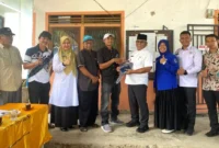 Bupati Pasbar Yulianto menyerahkan hibah ambulans dari dermawan asal Tongar, Saji di Kantor Wali Nagari Simpang Timbo Abu Kajai, Rabu (3/6). (Foto: Diskominfo Pasbar)