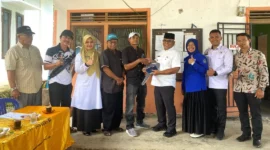 Bupati Pasbar Yulianto menyerahkan hibah ambulans dari dermawan asal Tongar, Saji di Kantor Wali Nagari Simpang Timbo Abu Kajai, Rabu (3/6). (Foto: Diskominfo Pasbar)