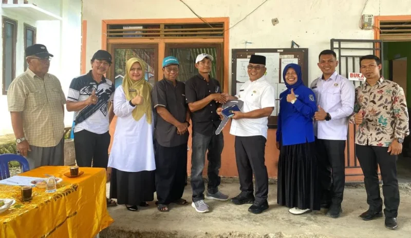 Bupati Pasbar Yulianto menyerahkan hibah ambulans dari dermawan asal Tongar, Saji di Kantor Wali Nagari Simpang Timbo Abu Kajai, Rabu (3/6). (Foto: Diskominfo Pasbar)