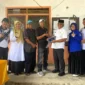 Bupati Pasbar Yulianto menyerahkan hibah ambulans dari dermawan asal Tongar, Saji di Kantor Wali Nagari Simpang Timbo Abu Kajai, Rabu (3/6). (Foto: Diskominfo Pasbar)
