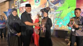 Gubernur Sumbar Mahyeldi menyerahkan piala kepada pemenang lomba. (Foto: ADPSB)