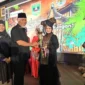 Gubernur Sumbar Mahyeldi menyerahkan piala kepada pemenang lomba. (Foto: ADPSB)