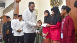 Wali Kota Padang Fadly Amran menyerahkan reward kepada peserta Subuh Mubarakah Program Smart Surau di Masjid As Salam, Komplek Dangau Teduh, Minggu (7/6/2026). (Foto: Pemko Padang)