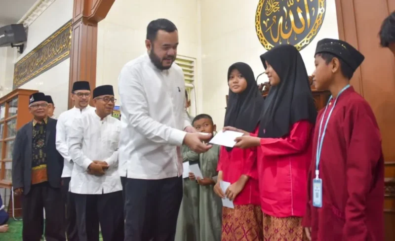 Wali Kota Padang Fadly Amran menyerahkan reward kepada peserta Subuh Mubarakah Program Smart Surau di Masjid As Salam, Komplek Dangau Teduh, Minggu (7/6/2026). (Foto: Pemko Padang)