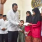 Wali Kota Padang Fadly Amran menyerahkan reward kepada peserta Subuh Mubarakah Program Smart Surau di Masjid As Salam, Komplek Dangau Teduh, Minggu (7/6/2026). (Foto: Pemko Padang)