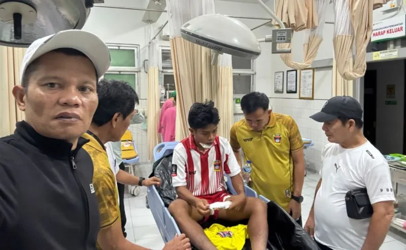 Penyerang PSP Padang Kaka Muhammad Seva saat menjalani perawatan di rumah sakit. (Foto: Ist)