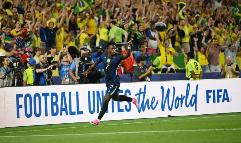 Penyerang Timnas Brasil Vinicius Junior melakukan selebrasi saat mencetak gol ke gawang Haiti. (Foto: FIFA.com)