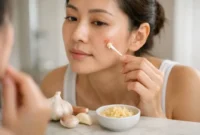 Penggunaan bawang putih untuk mengatasi jerawat. (Foto: Website alodokter.com)