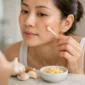 Penggunaan bawang putih untuk mengatasi jerawat. (Foto: Website alodokter.com)