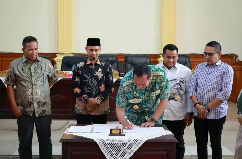 DPRD Kota Pariaman mengesahkan Ranperda tentang KTR menjadi Perda dalam rapat paripurna yang digelar, Sabtu (27/6). (Foto: Diskominfo Pariaman)