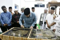Wali Kota Padang Fadly Amran meresmikan renovasi Masjid Jamik Nurul Yaqin, Jumat (26/6/2026) malam. (Foto: Pemko Padang)