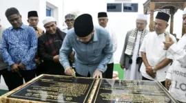 Wali Kota Padang Fadly Amran meresmikan renovasi Masjid Jamik Nurul Yaqin, Jumat (26/6/2026) malam. (Foto: Pemko Padang)