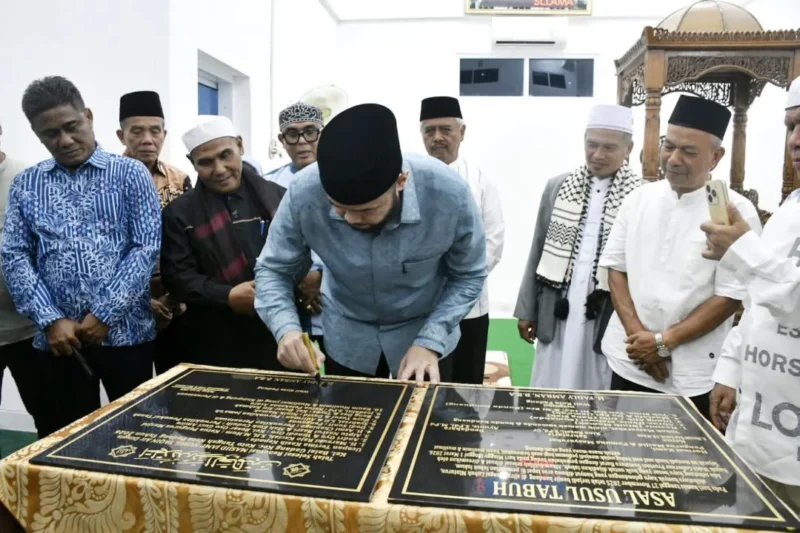Wali Kota Padang Fadly Amran meresmikan renovasi Masjid Jamik Nurul Yaqin, Jumat (26/6/2026) malam. (Foto: Pemko Padang)
