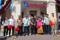 Menteri Ekraf, Teuku Riefky Harsya bersama pendiri sekaligus pemilik jaringan Restoran Sederhana, H. Bustamam saat peresmian Restoran Sederhana Singapura di kawasan Kampong Glam, Singapura, Minggu (14/6/2026). (Foto: Kementerian Ekraf)