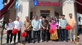 Menteri Ekraf, Teuku Riefky Harsya bersama pendiri sekaligus pemilik jaringan Restoran Sederhana, H. Bustamam saat peresmian Restoran Sederhana Singapura di kawasan Kampong Glam, Singapura, Minggu (14/6/2026). (Foto: Kementerian Ekraf)