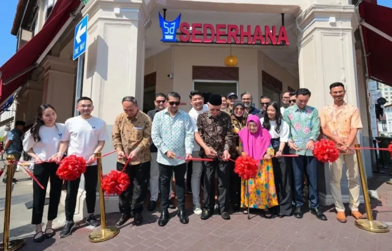 Menteri Ekraf, Teuku Riefky Harsya bersama pendiri sekaligus pemilik jaringan Restoran Sederhana, H. Bustamam saat peresmian Restoran Sederhana Singapura di kawasan Kampong Glam, Singapura, Minggu (14/6/2026). (Foto: Kementerian Ekraf)