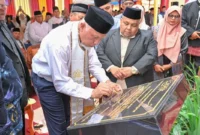 Gubernur Sumatera Barat, Mahyeldi Ansharullah menandatangani prasasti tanda diresmikannya Rumah Tahfiz Baitul Huffazh, Senin (1/6/2026). (Foto: ADPSB)