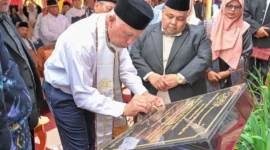 Gubernur Sumatera Barat, Mahyeldi Ansharullah menandatangani prasasti tanda diresmikannya Rumah Tahfiz Baitul Huffazh, Senin (1/6/2026). (Foto: ADPSB)