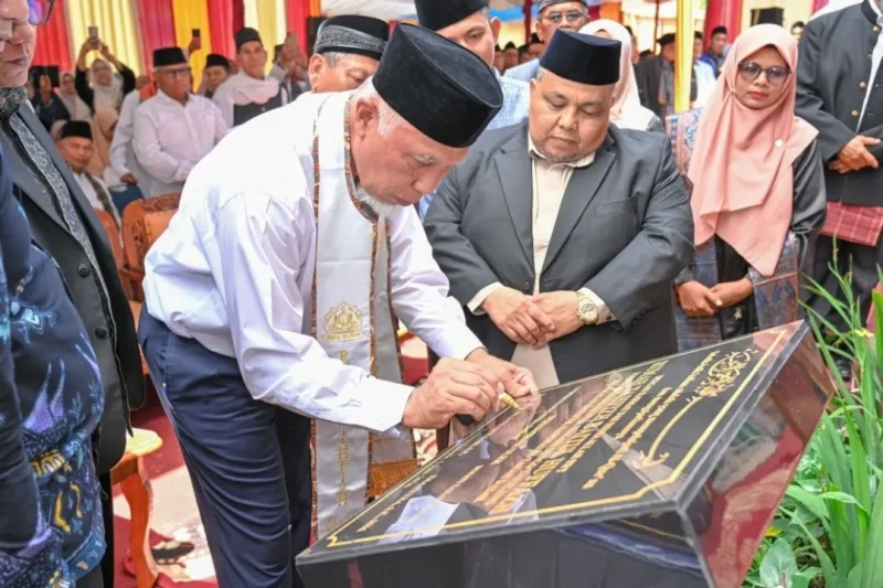 Gubernur Sumatera Barat, Mahyeldi Ansharullah menandatangani prasasti tanda diresmikannya Rumah Tahfiz Baitul Huffazh, Senin (1/6/2026). (Foto: ADPSB)