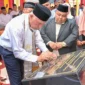 Gubernur Sumatera Barat, Mahyeldi Ansharullah menandatangani prasasti tanda diresmikannya Rumah Tahfiz Baitul Huffazh, Senin (1/6/2026). (Foto: ADPSB)