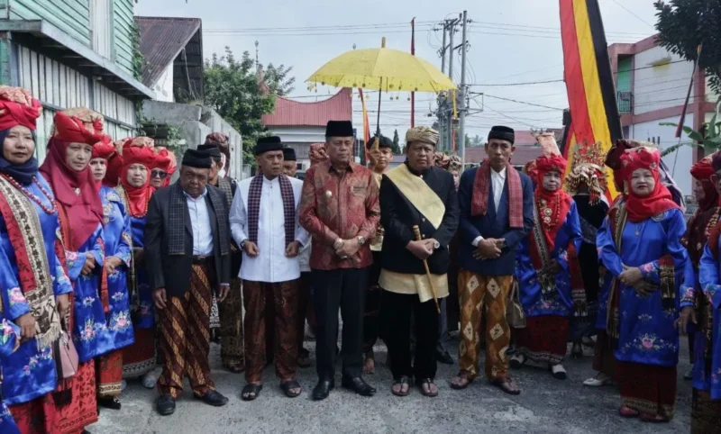 Wakil Wali Kota Payakumbuh Elzadaswarman menghadiri Pergelaran Baadok-Adok di Kantor KAN Koto Nan Gadang, Minggu (28/6/2026). (Foto: MC Payakumbuh)