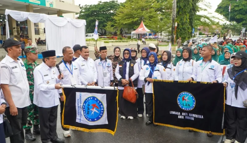 Wakil Wali Kota Padang, Maigus Nasir melepas kirab dalam rangka peringatan HANI 2026 di Fase VII Pasar Raya Padang, Rabu (24/6/2026). (Foto: Pemko Padang)