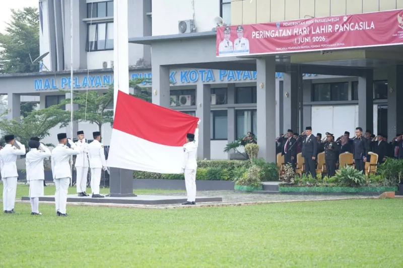 Wakil Wali Kota Payakumbuh, Elzadaswarman memimpin Upacara Peringatan Hari Lahir Pancasila 2026 di halaman Balai Kota Payakumbuh, Senin (1/6/2026). (Foto: MC Payakumbuh)
