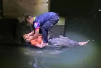 Petugas Damkar Padang mengevakuasi pemulung yang terjatuh ke saluran air Banda Bakali di kawasan Jalan Rasuna Said, Kecamatan Padang Barat, Minggu (7/6/2026) dini hari. (Foto: Dinas Damkar Padang)