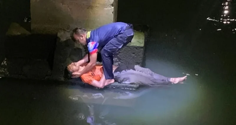 Petugas Damkar Padang mengevakuasi pemulung yang terjatuh ke saluran air Banda Bakali di kawasan Jalan Rasuna Said, Kecamatan Padang Barat, Minggu (7/6/2026) dini hari. (Foto: Dinas Damkar Padang)
