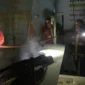 Petugas Damkar Padang menyisir lokasi kebakaran di gudang penyimpanan bak kompos DLH Padang. (Foto: Dinas Damkar Padang)