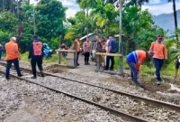 Petugas KAI Divre II Sumbar saat menutup perlintasan liar. (Foto: KAI Divre II Sumbar)
