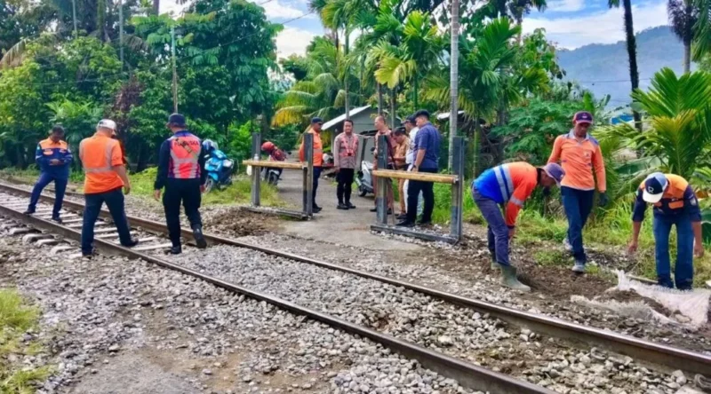 Petugas KAI Divre II Sumbar saat menutup perlintasan liar. (Foto: KAI Divre II Sumbar)