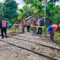 Petugas KAI Divre II Sumbar saat menutup perlintasan liar. (Foto: KAI Divre II Sumbar)