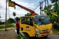 Petugas UPTD PJU Dinas Perhubungan Kota Padang sedang memperbaiki salah satu titik lampu jalan di Kelurahan Koto Lalang. (Foto: Pemko Padang)