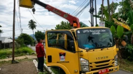 Petugas UPTD PJU Dinas Perhubungan Kota Padang sedang memperbaiki salah satu titik lampu jalan di Kelurahan Koto Lalang. (Foto: Pemko Padang)
