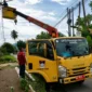 Petugas UPTD PJU Dinas Perhubungan Kota Padang sedang memperbaiki salah satu titik lampu jalan di Kelurahan Koto Lalang. (Foto: Pemko Padang)