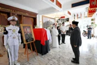 Presiden Prabowo Subianto memberikan penghormatan terakhir kepada almarhum Jenderal TNI (Purn) Ryamizard Ryacudu di Kantor Kemhan, Jakarta, Senin (1/6/2026). (Foto: BPMI Setpres)