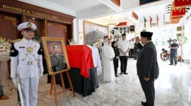 Presiden Prabowo Subianto memberikan penghormatan terakhir kepada almarhum Jenderal TNI (Purn) Ryamizard Ryacudu di Kantor Kemhan, Jakarta, Senin (1/6/2026). (Foto: BPMI Setpres)
