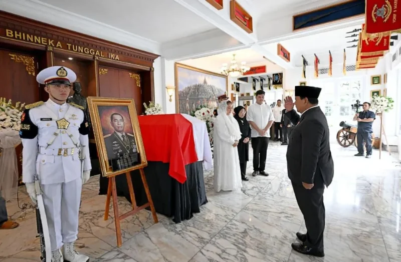 Presiden Prabowo Subianto memberikan penghormatan terakhir kepada almarhum Jenderal TNI (Purn) Ryamizard Ryacudu di Kantor Kemhan, Jakarta, Senin (1/6/2026). (Foto: BPMI Setpres)