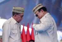 Presiden Prabowo menerima Lencana Emas Adi Bhakti Tani Nelayan Maha Utama dari KTNA Nasional saat puncak PENAS Petani dan Nelayan XVII 2026. (Foto: BPMI Setpres)