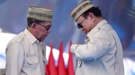 Presiden Prabowo menerima Lencana Emas Adi Bhakti Tani Nelayan Maha Utama dari KTNA Nasional saat puncak PENAS Petani dan Nelayan XVII 2026. (Foto: BPMI Setpres)