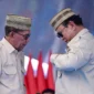 Presiden Prabowo menerima Lencana Emas Adi Bhakti Tani Nelayan Maha Utama dari KTNA Nasional saat puncak PENAS Petani dan Nelayan XVII 2026. (Foto: BPMI Setpres)